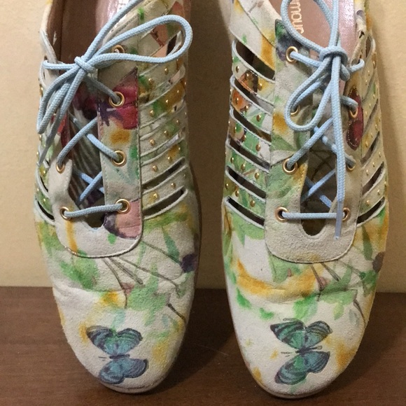 Women's Size 9 Stuart Weitzman, Mr Seymour, Cut Out Butterfly Floral Sneaker - Picture 5 of 9